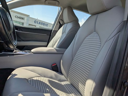 Used 2020 Toyota Camry SE w/ Cold Weather Package image 15
