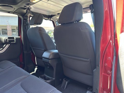 Used 2013 Jeep Wrangler Unlimited Rubicon image 14