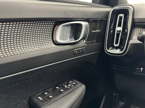 Used 2019 Volvo XC40 T5 R-Design image 38