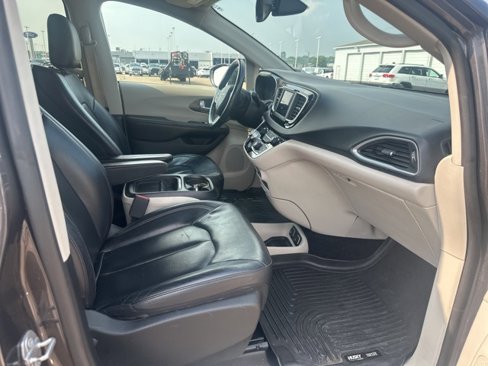 Used 2019 Chrysler Pacifica Touring-L image 11
