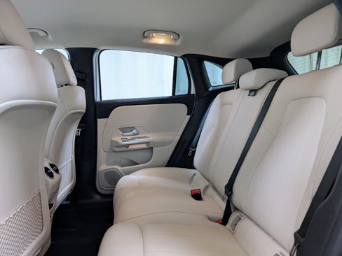 Used 2022 Mercedes-Benz GLA 250 4MATIC w/ Premium Package image 17