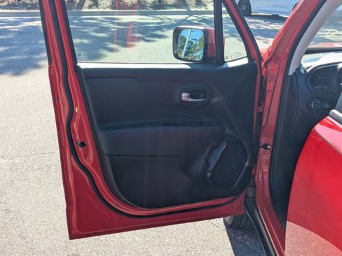 Used 2018 Jeep Renegade Altitude w/ Advanced Technology Group image 19