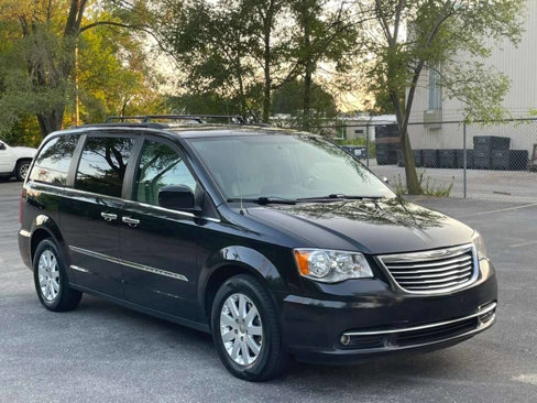 Used 2016 Chrysler Town & Country Touring w/ Driver Convenience Group image 8