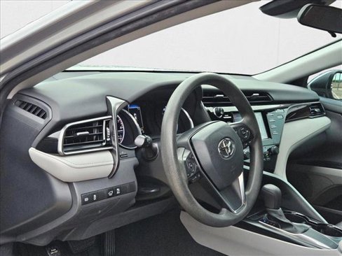 Used 2020 Toyota Camry LE image 9