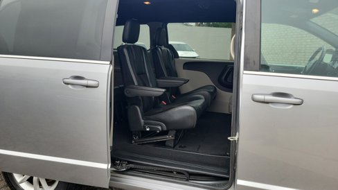 Used 2018 Dodge Grand Caravan SXT image 21