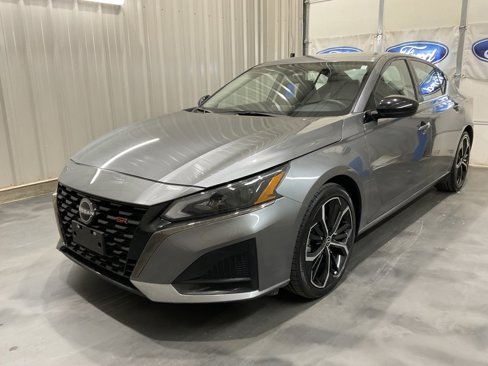 Used 2023 Nissan Altima 2.5 SR image 3