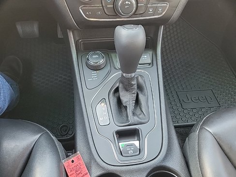 Used 2019 Jeep Cherokee Latitude Plus w/ Cold Weather Group image 11
