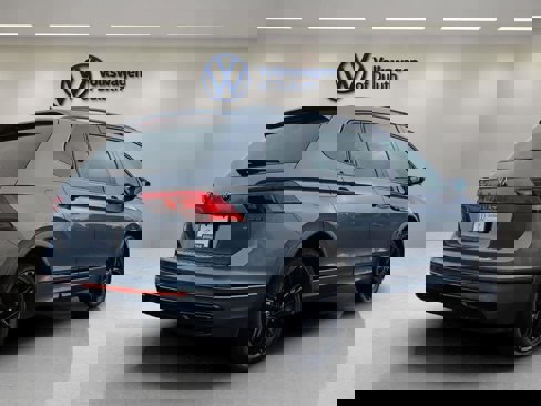 Certified 2022 Volkswagen Tiguan SE R-Line image 5