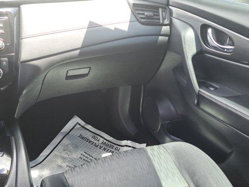 Used 2017 Nissan Rogue SV image 16