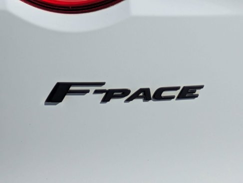 Used 2020 Jaguar F-PACE Premium image 33