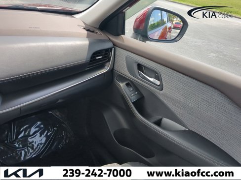 Used 2021 Nissan Rogue SV image 16