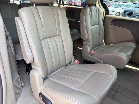 Used 2015 Chrysler Town & Country Touring image 22