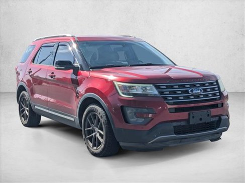 Used 2017 Ford Explorer XLT w/ Equipment Group 202A image 3