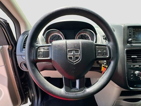 Used 2018 Dodge Grand Caravan SE w/ UConnect Hands-Free Group image 12
