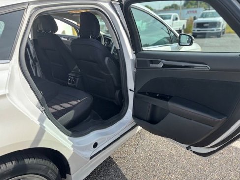 Used 2015 Ford Fusion SE image 16