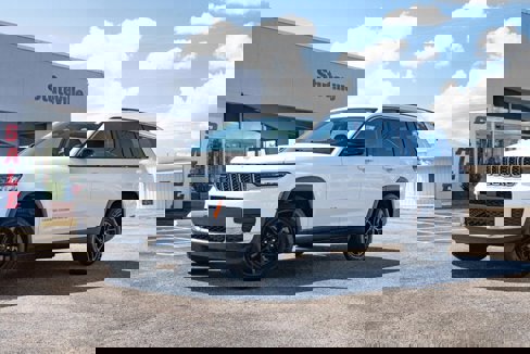 Used 2023 Jeep Grand Cherokee L Laredo image 1
