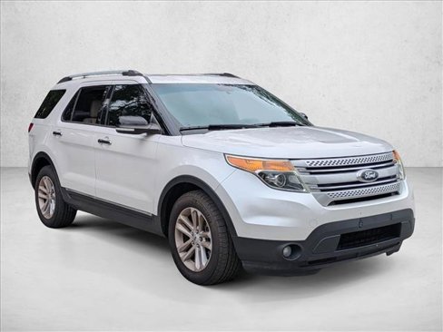 Used 2014 Ford Explorer XLT w/ Equipment Group 202A image 3