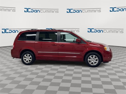 Used 2010 Chrysler Town & Country Touring image 9