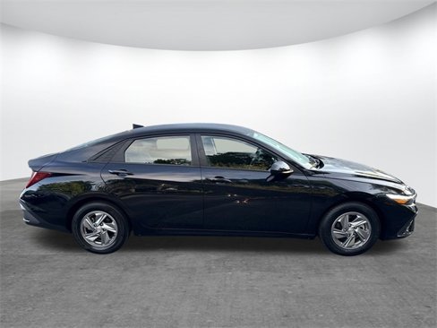 Used 2024 Hyundai Elantra SE image 3