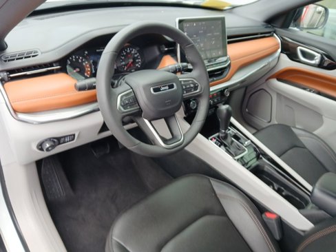 Used 2024 Jeep Compass Limited image 13