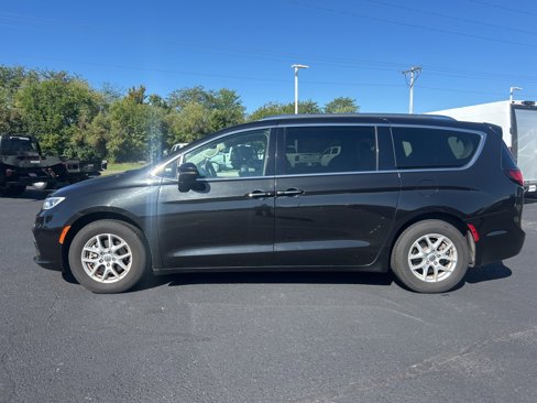 Used 2021 Chrysler Pacifica Touring-L image 6