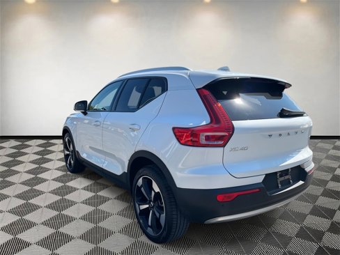 Used 2021 Volvo XC40 T5 Momentum w/ Premium Package image 5