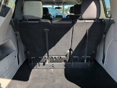 Used 2015 Chrysler Town & Country Touring image 28