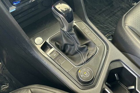 Used 2022 Volkswagen Tiguan SE w/ Panoramic Sunroof Package image 21