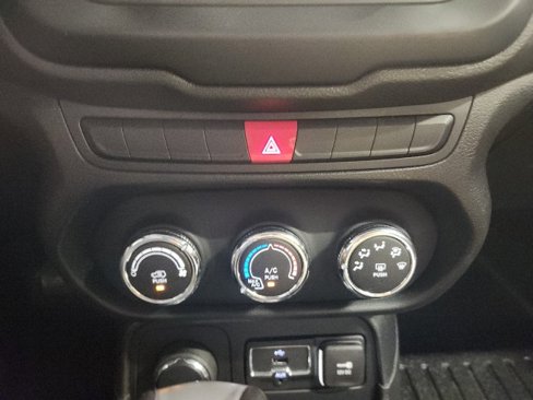 Used 2015 Jeep Renegade Latitude w/ Trailer Tow Group image 16