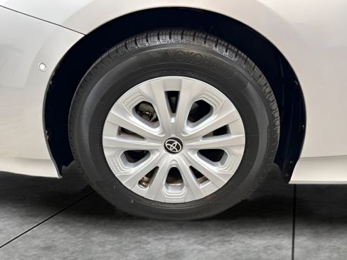 Used 2021 Toyota Prius L Eco image 26