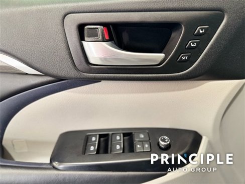 Used 2018 Toyota Highlander Limited image 21