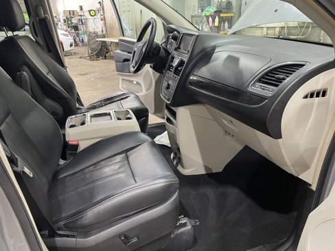 Used 2013 Chrysler Town & Country Touring-L w/ Driver Convenience Group image 12