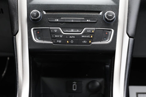 Used 2017 Ford Fusion SE w/ Fusion SE Technology Package image 20