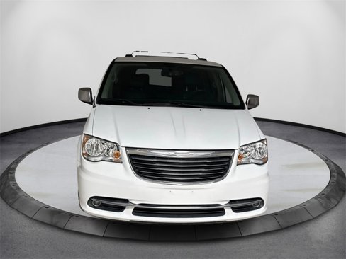Used 2015 Chrysler Town & Country Touring-L image 2
