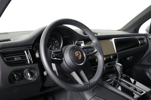 Certified 2025 Porsche Macan image 4