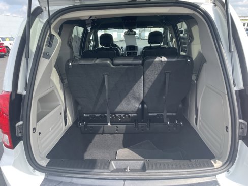 Used 2019 Dodge Grand Caravan SXT image 9