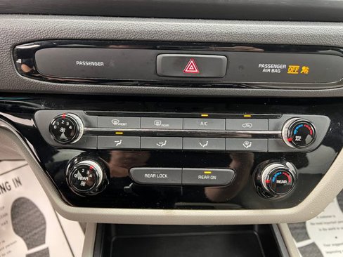 Used 2020 Kia Sedona LX image 35