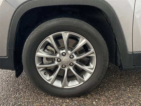 Used 2019 Jeep Cherokee Latitude Plus w/ Comfort/Convenience Group image 31