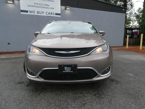 Used 2018 Chrysler Pacifica Touring-L image 2