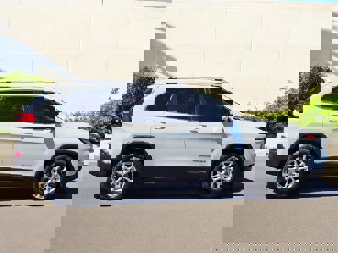 Used 2018 Jeep Cherokee Latitude Plus image 8