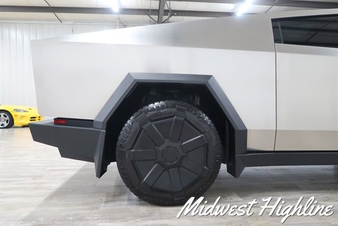 Used 2025 Tesla Cybertruck AWD Crew Cab image 22