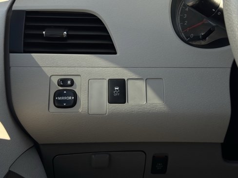 Used 2011 Toyota Sienna LE image 29