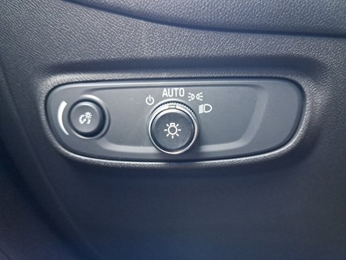 Used 2021 Chevrolet Equinox LS image 32