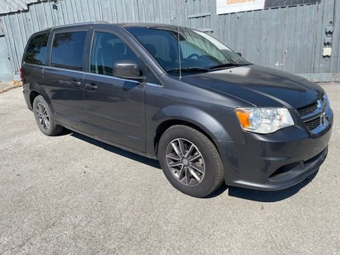 Used 2017 Dodge Grand Caravan SXT image 3