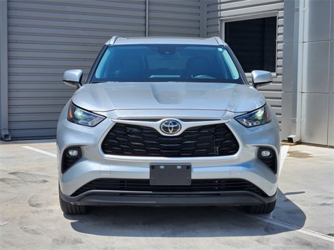 Used 2022 Toyota Highlander XLE image 3