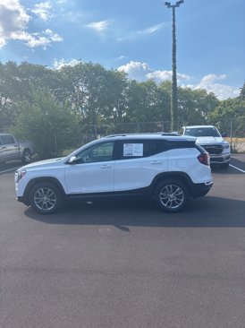 Used 2022 GMC Terrain SLT image 3