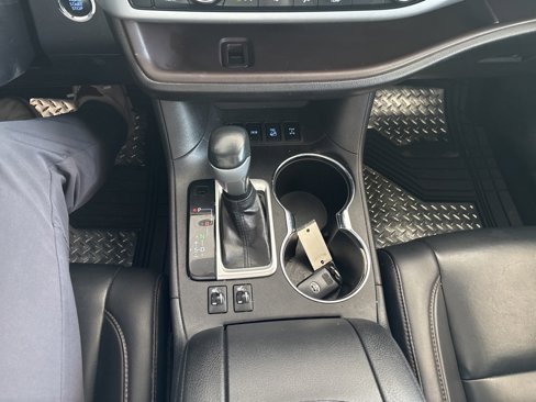 Used 2019 Toyota Highlander XLE image 19