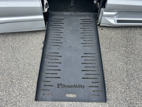 Used 2022 Chrysler Pacifica Touring-L image 5