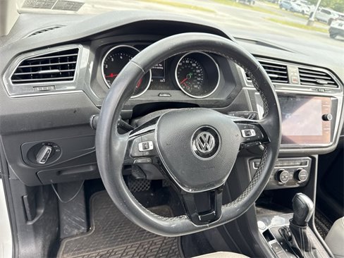 Used 2021 Volkswagen Tiguan SE w/ Panoramic Sunroof Package image 15