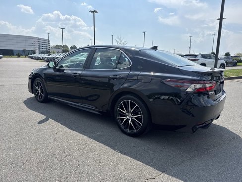 Used 2022 Toyota Camry SE image 6